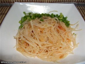 Простой овощной салат из кабачка и огурцов