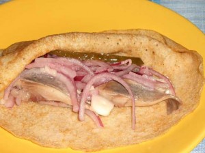 Блинные рулетики с печенью трески и анчоусами