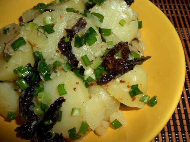 Тушёный картофель с черносливом и изюмом