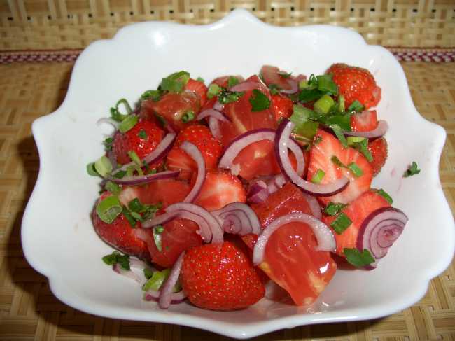 Салат с помидорами и клубникой