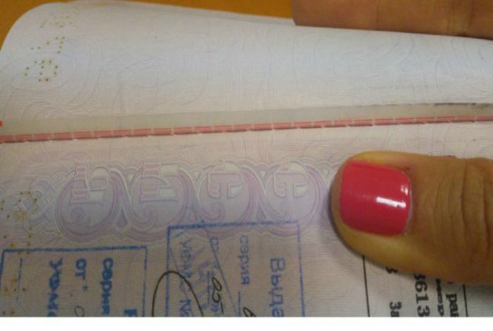 Клейкая лента в паспорте для хранения страхового полиса