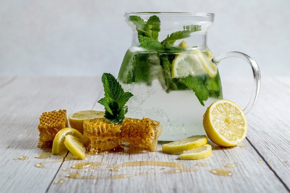 Зачем пить лимонно-медовую воду по утрам?