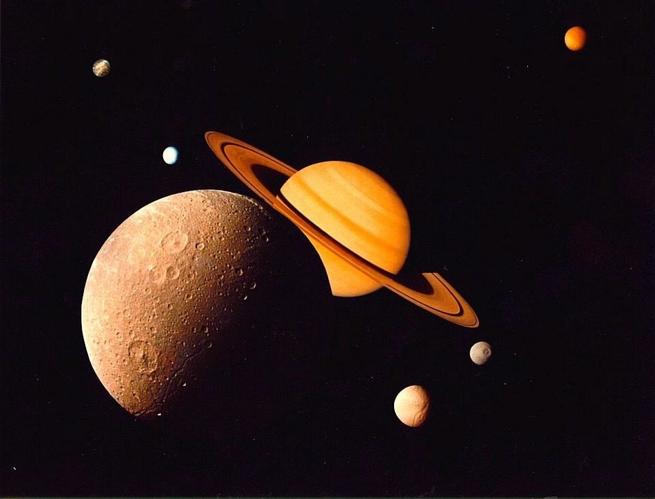 Как один из спутников Сатурна выбрасывает частицы из океанов под своей поверхностью