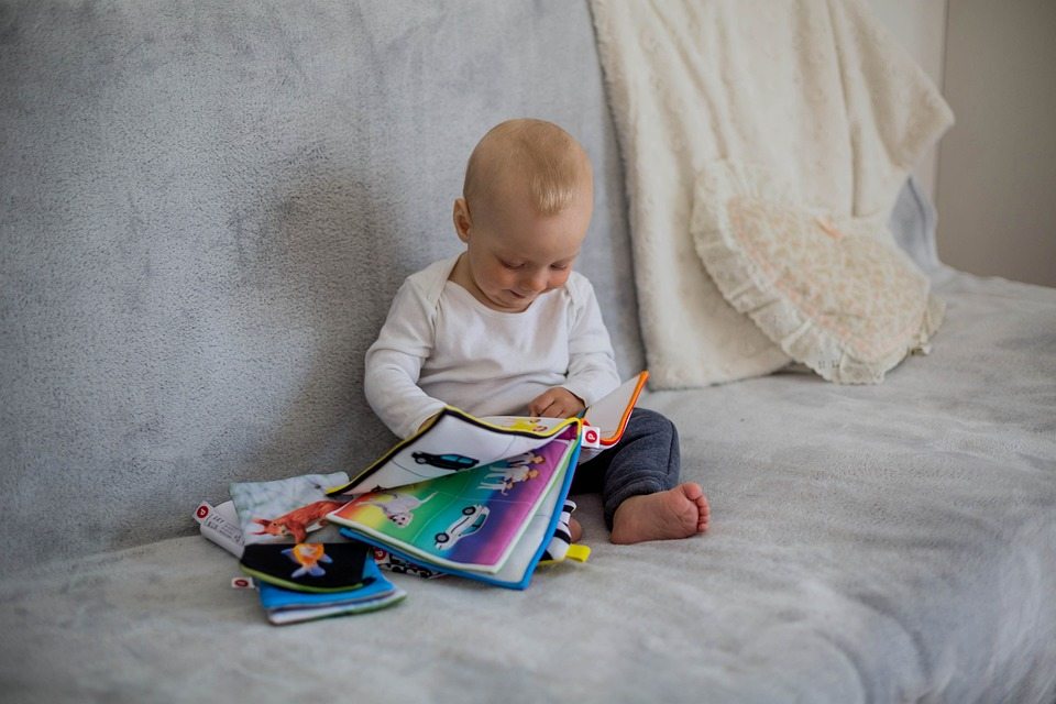 Улучшение языковых показателей младенцев ежедневным чтением родителями на первом году жизни