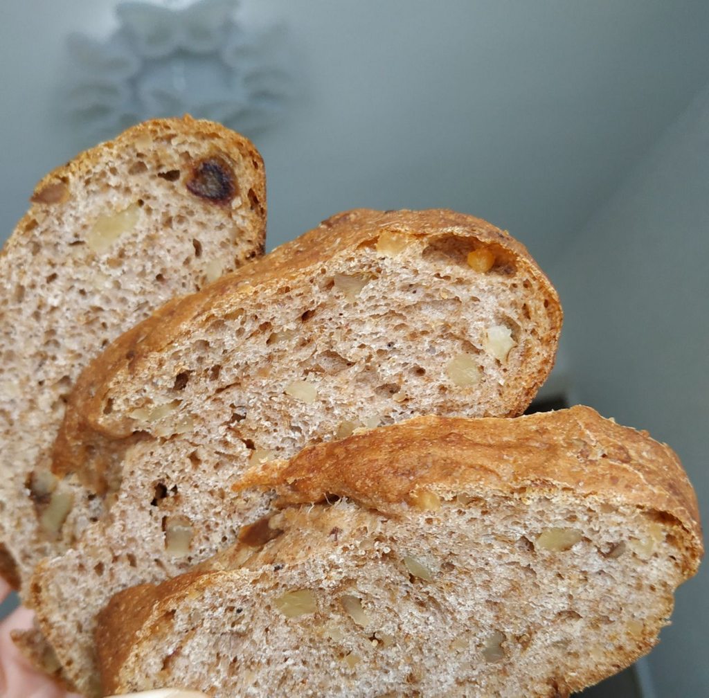 Хлеб с грецкими орехами и финиками (духовка)