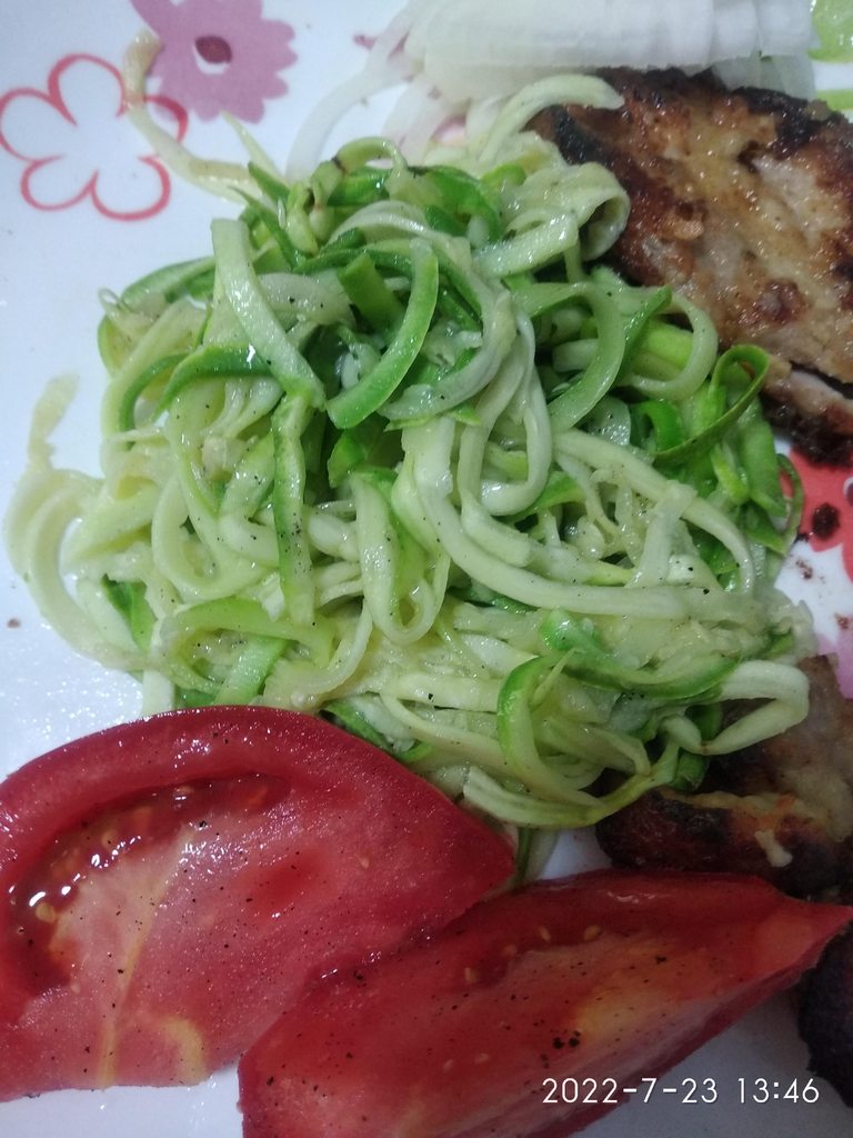 Спагетти из кабачка в микроволновке за 1-2 минуты