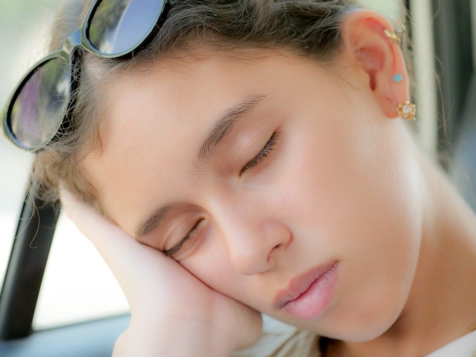 Исследователи нашли способы помочь подросткам больше спать