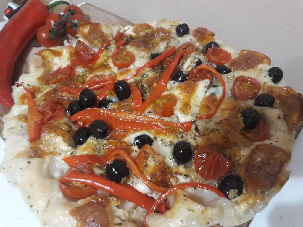 Фокачча с помидорами, оливками, сыром, тесто как на Чиабатту (+видео)