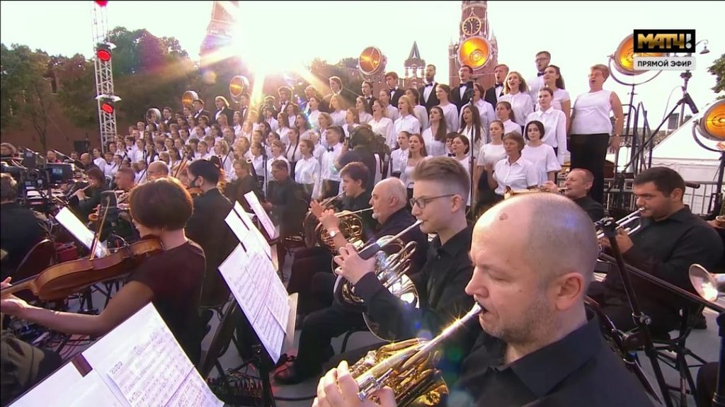 Исполнение гимна России на Красной площади в честь олимпийцев