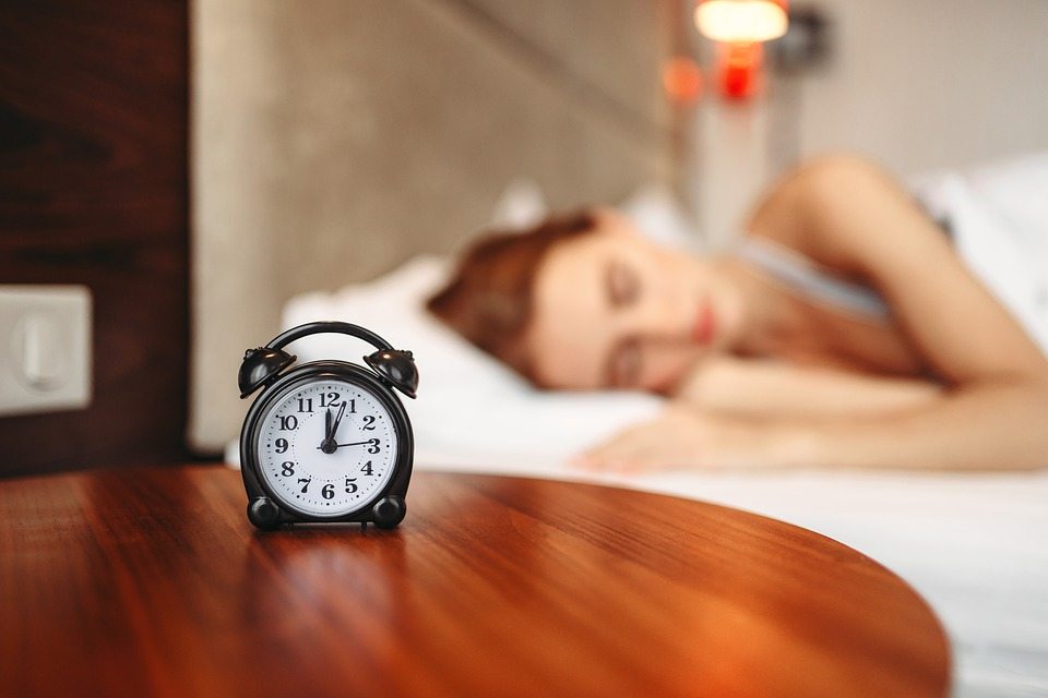 Классификация 16 режимов сна взрослых на основе крупномасштабного анализа