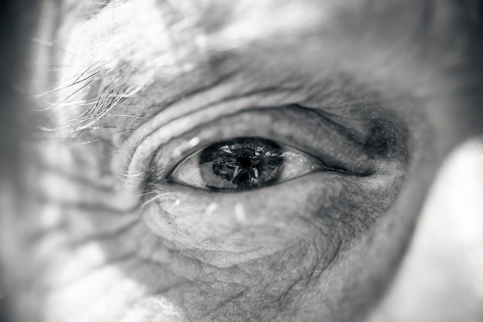 Пожилые люди могут заболеть глаукомой, даже не осознавая этого