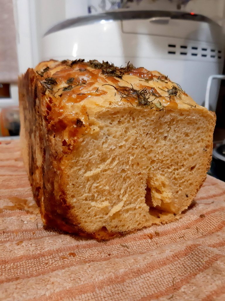 Томатный хлеб с сыром  в хлебопечке