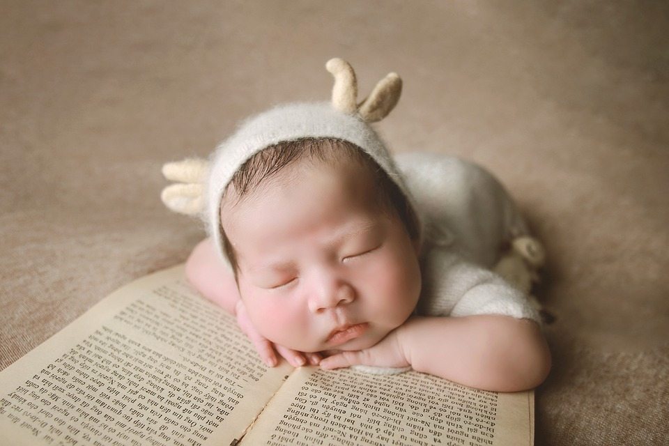 Улучшение языковых показателей младенцев ежедневным чтением родителями на первом году жизни