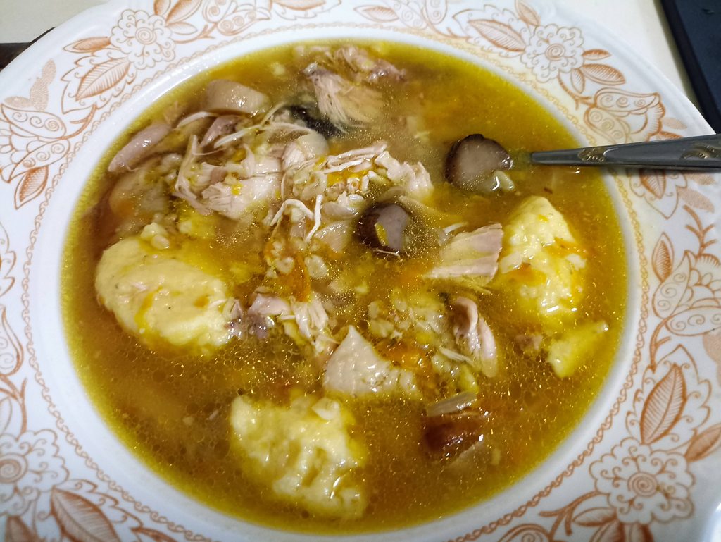 Куриный суп с булгуром, грибами и картофельными клецками