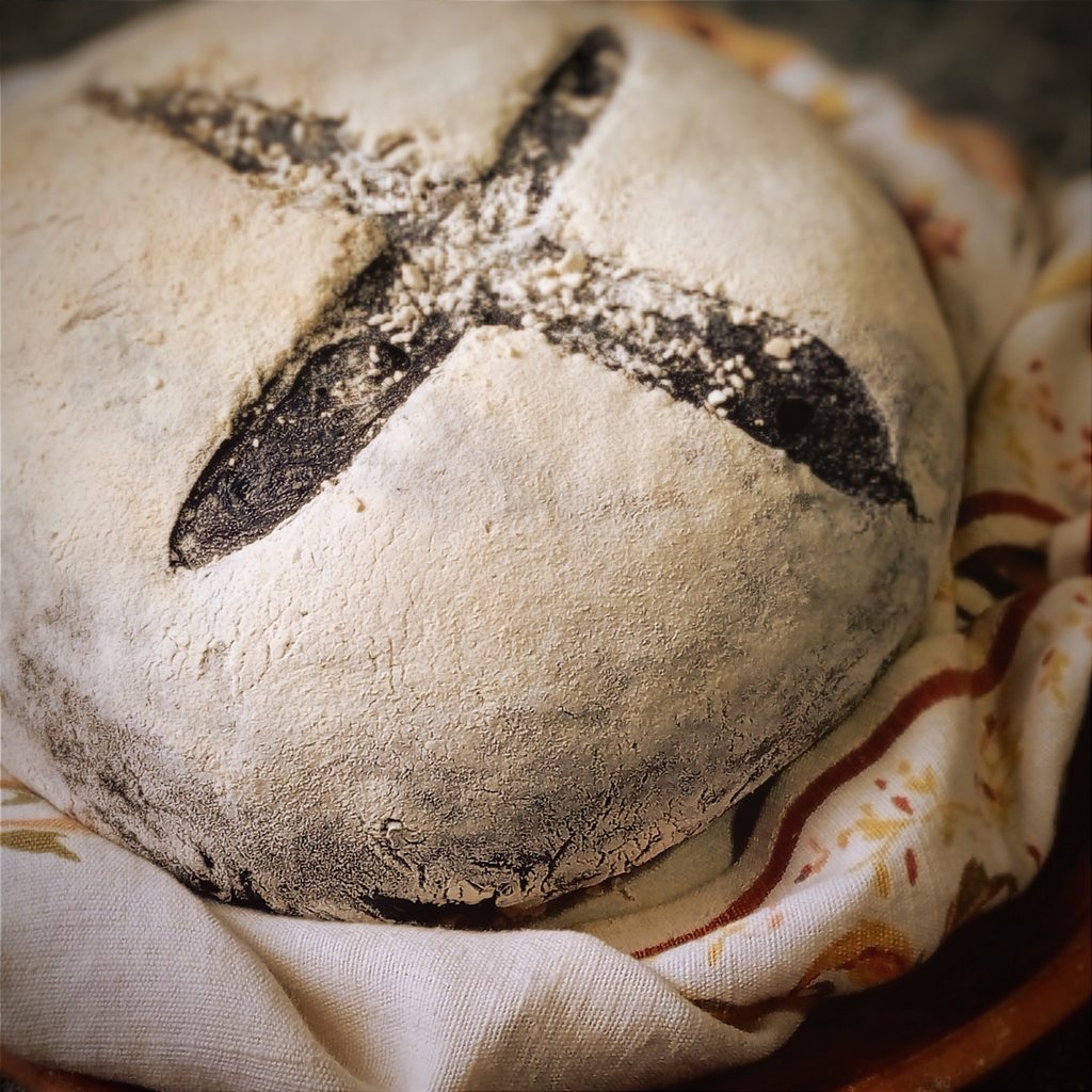 Хлеб «Улыбка гота» (с активированным углем)