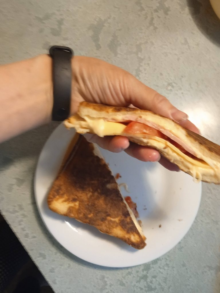 Горячий сырно-колбасный сэндвич (+видео)