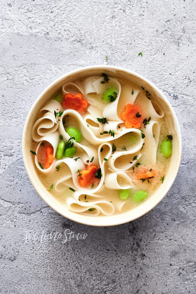 Как создать стильную фотографию супа с лапшой