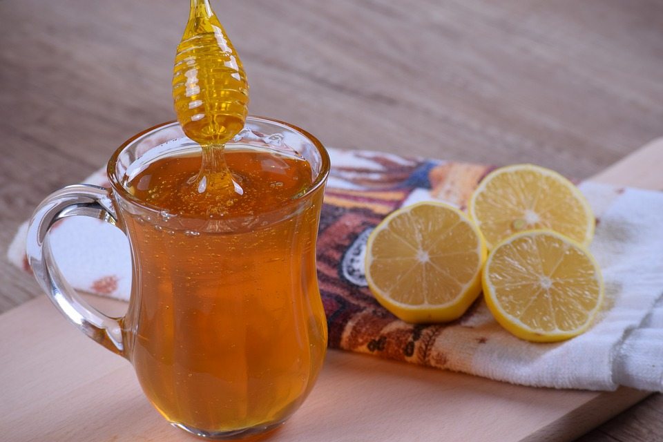 Зачем пить лимонно-медовую воду по утрам?