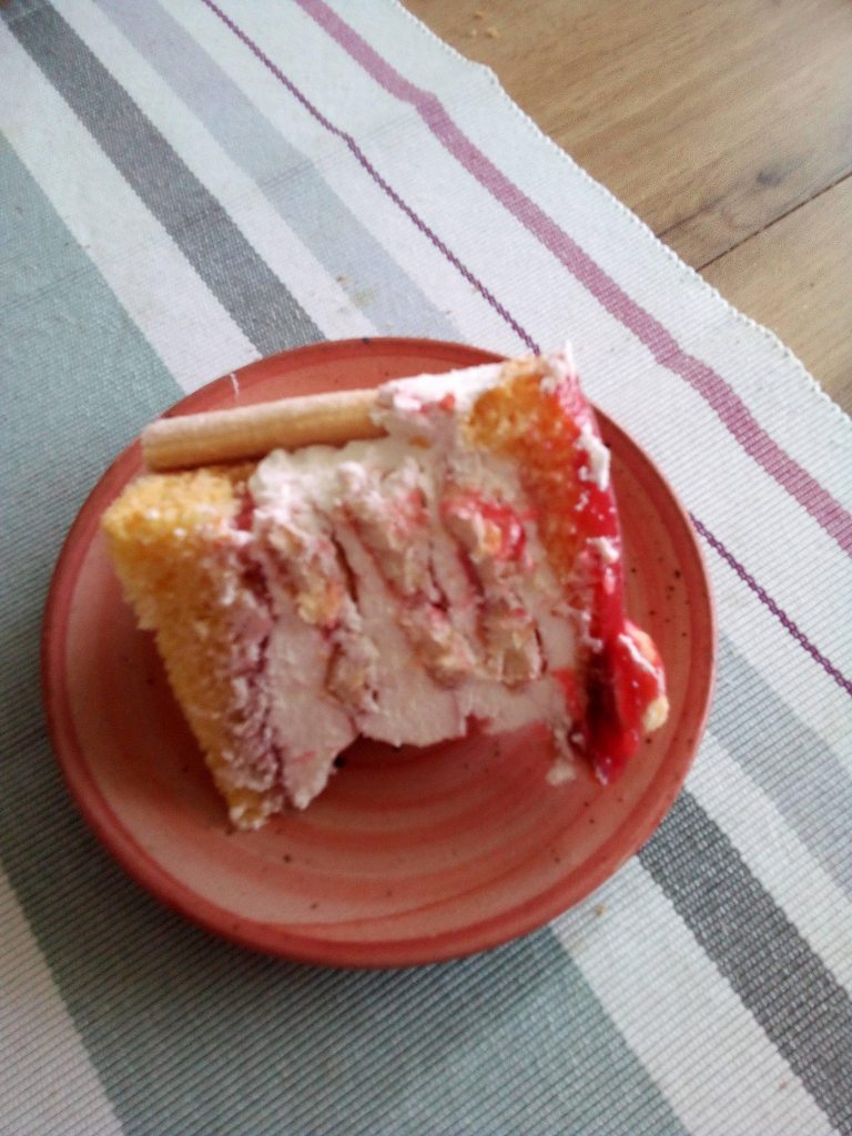 Клубничный торт с печеньем и сметаной без выпечки