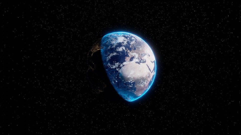 Почему полушария Земли выглядят одинаково яркими, если смотреть из космоса