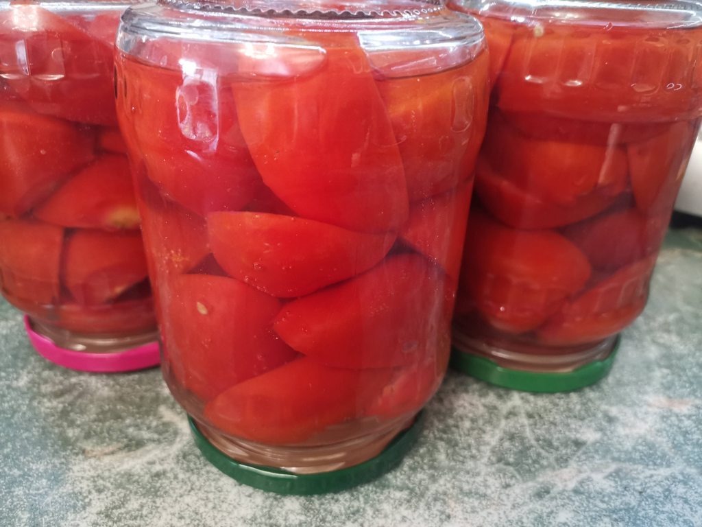 Свежие помидоры на зиму