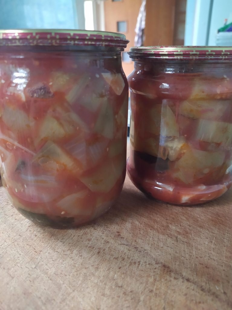 Баклажаны в томатной заливке с зеленью и овощами